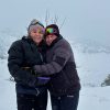 Madre e hija se abrazan en la nieve