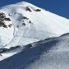 Montaña de centro de ski cubierta de nieve