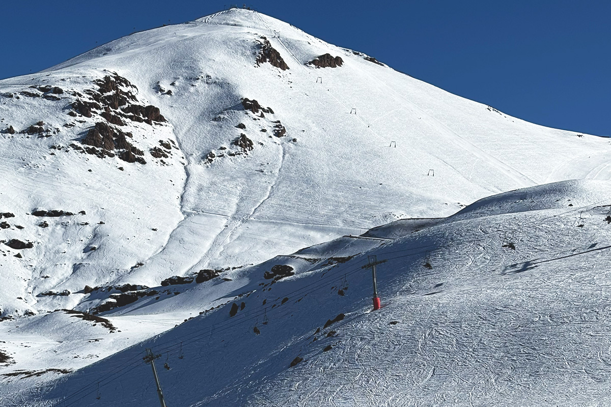 Montaña de centro de ski cubierta de nieve