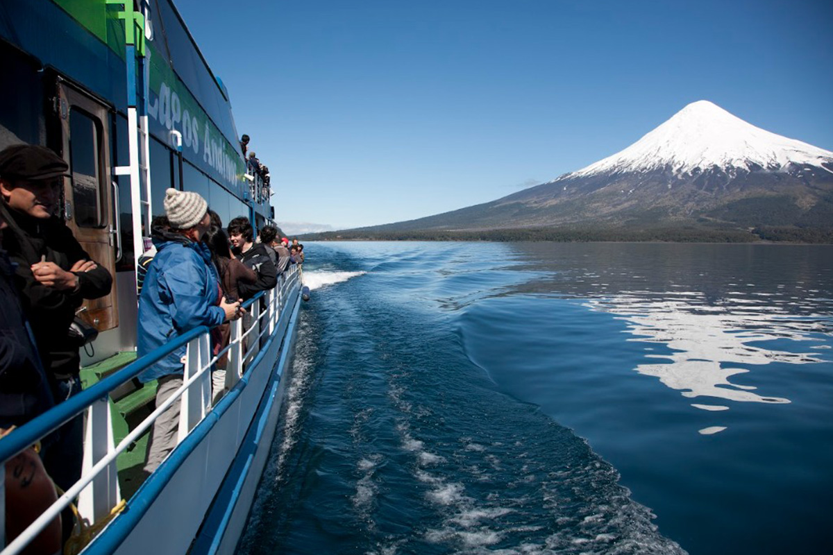 Lago de Todos los Santos y Villa Peulla