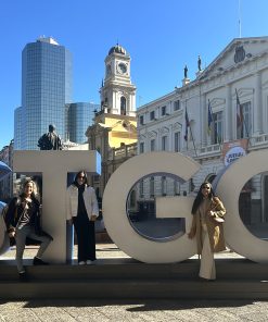 Chicas de pie frente al punto fotográfico de las letras de STGO en Plaza de Armas