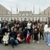 Grupo de personas con guía frente al Palacio de la Moneda en el city tour