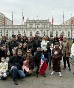 Grupo de personas con guía frente al Palacio de la Moneda en el city tour