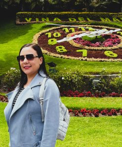 Mujer frente al Reloj de Flores en Viña del Mar