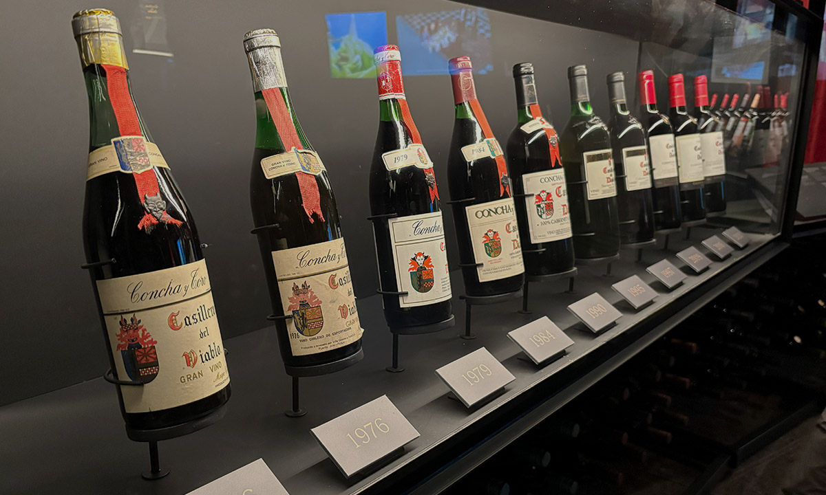 Botellas de colección exhibidas en Concha y Toro