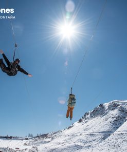 Personas en tirolesa del Parque Farellones